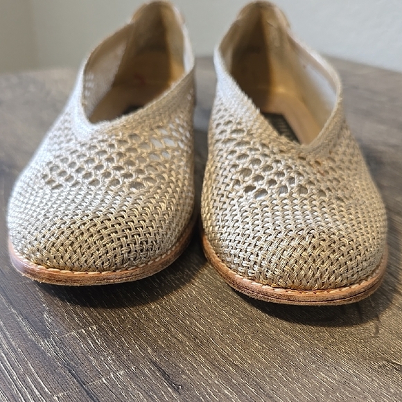 Stuart Weitzman Cream Loafers with Woven Design - Picture 4 of 12